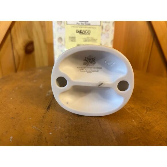 Precious Moments Figurine 1994 “HALLELUJAH FOR THE CROSS” #532002  With box (840 - Picture 6 of 7